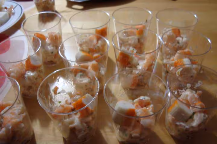 Verrines des de surimi de gambas fines herbes basilic jus de citron et mayonnaise