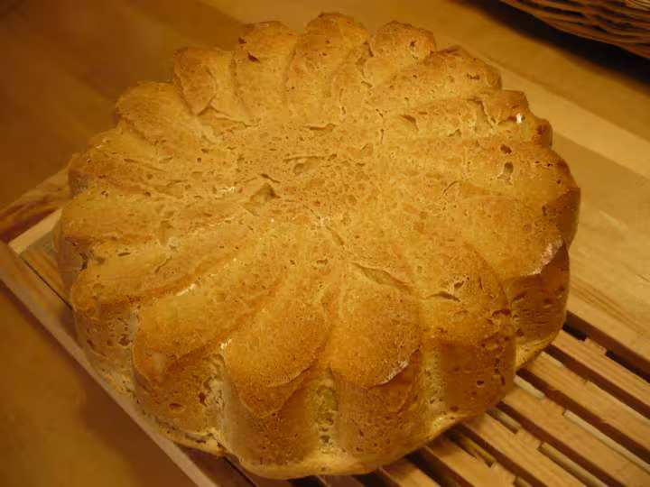 Vue du dessous du pain mais cardamone