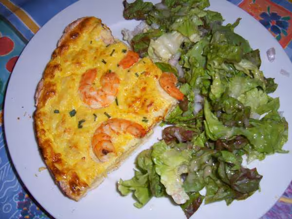 Assiette de quiche au crabe et aux crevettes avec salade