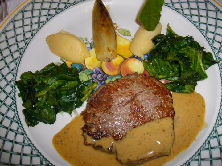Coeur de filet de boeuf sauce au poivre vert endivettes et persil tubereux