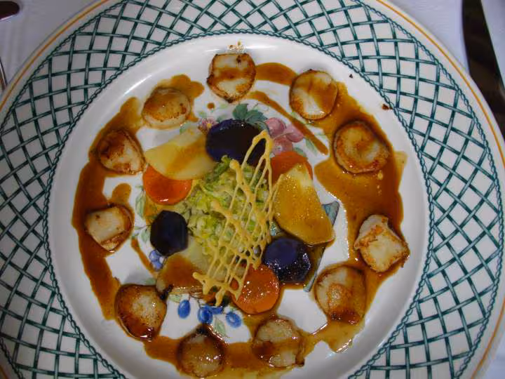 Noix de st jacques fondue de poireaux panais a l etuvee