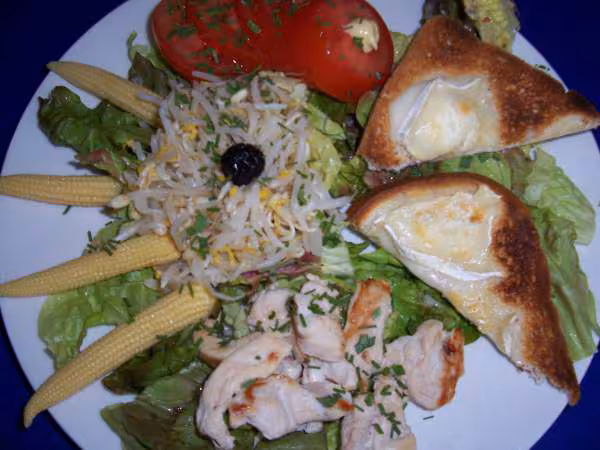 Supreme de poulet sur salade et toasts de chevre chaud