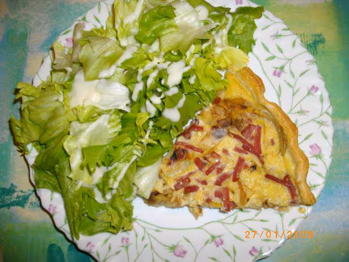 Tarte aux oignons et salade