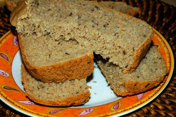 Pain aux multiples farines et graines de sesame dorees