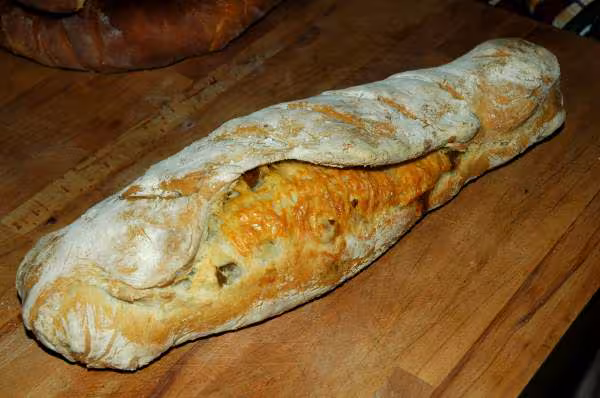 Pain aux olives et gruyere