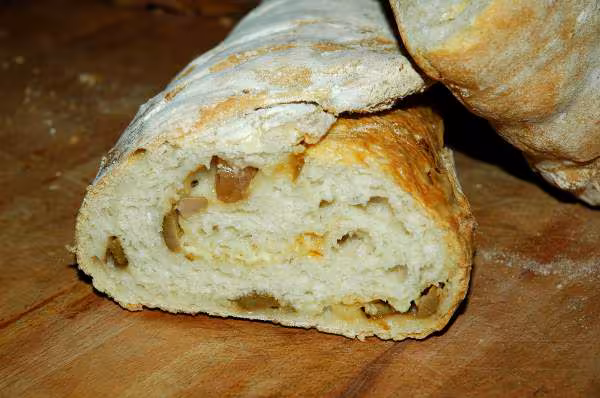 Pain aux olives et gruyere