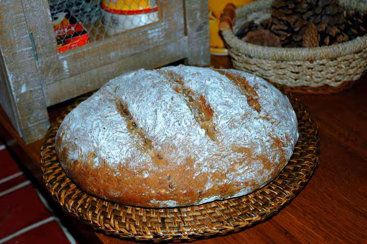 Pain de campagne aux noix et raisins de corinthe