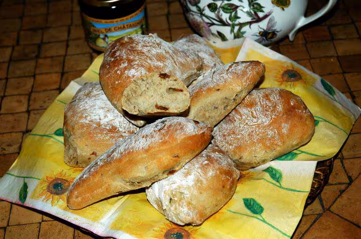 Petits pains au the et raisins de corinthe