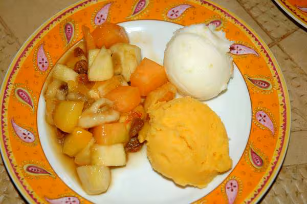 Salade de fruits avec glaces aux deux citrons et melon