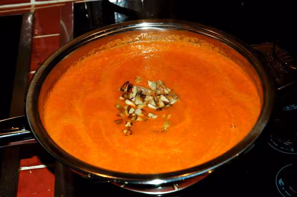 Veloute de tomates isa aux cepes