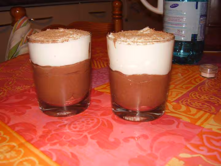 Verrine au biscuit rose amp aux mousse blanche et noire