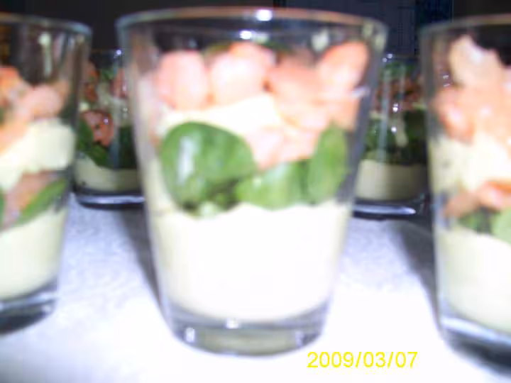 Verrine mousse d avocat truite fumee et crevettes