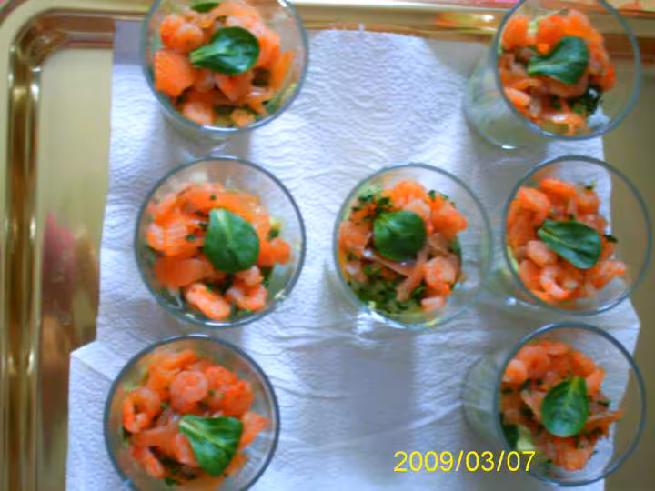 Verrine mousse d avocat truite fumee et crevettes