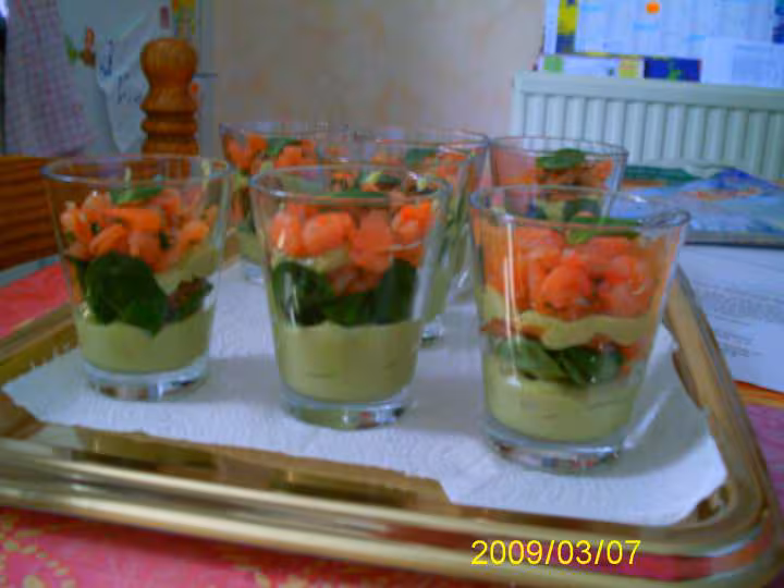 Verrine mousse d avocat truite fumee et crevettes
