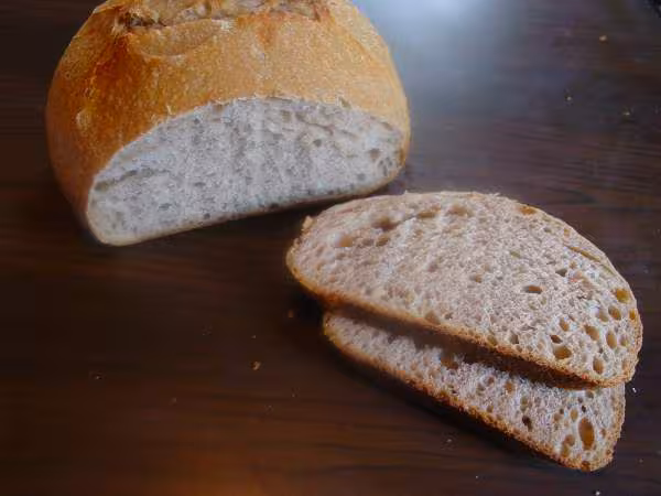 Mie du pain au levain cuit en cocotte