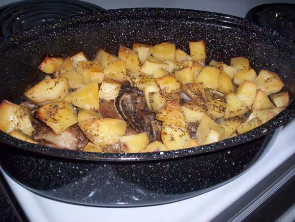 Agneau aux pommes de terre dans la cocotte roaster