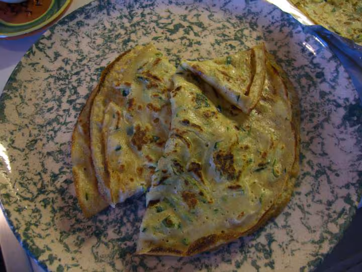 Crepes aux courgettes et aux oignons nouveaux