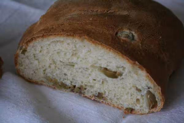 Pain aux olives tranche