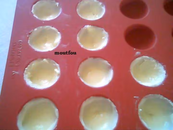 Coquille de chocolat blanc vide