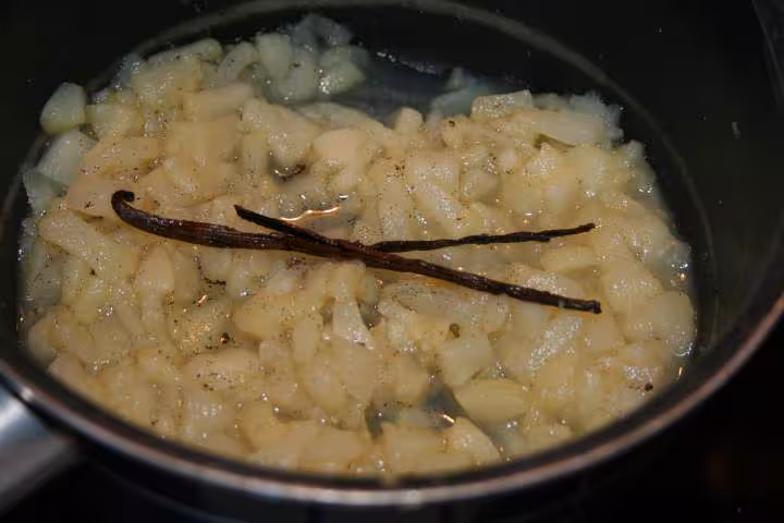 Compotee de poires flambee au rhum et vanille