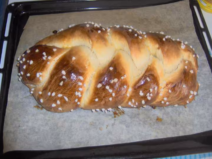 Brioche a la fleur d oranger a la sortie du four