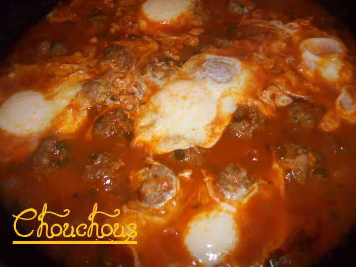 Viande hachee aux oeufs et a la tomate