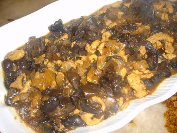 Poulet aux champignons noirs