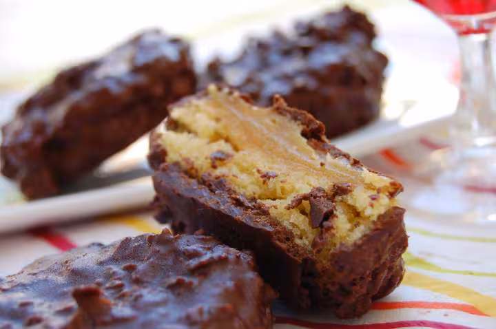 Biscuits moelleux fourres enrobes de chocolat craquant