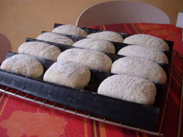 Pains sans petrissage cuits dans filet a baguettes