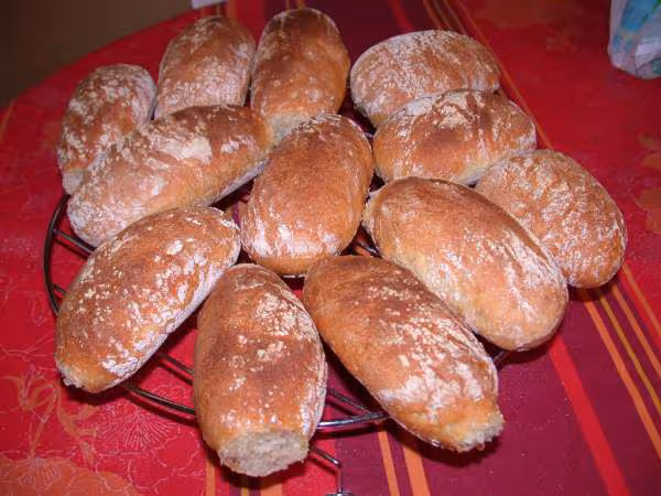 Pains sans petrissage cuits dans filet a baguettes