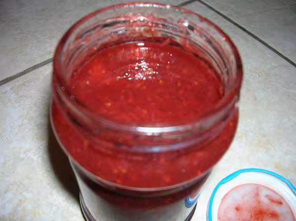 Confiture de fraises en pot