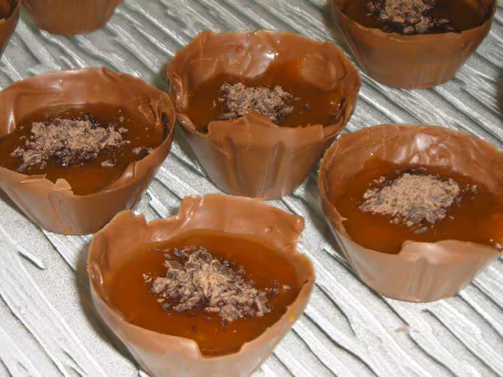 Coques chocolat caramel au beurre sale remplies