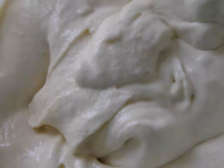 Glace turron dans son bac