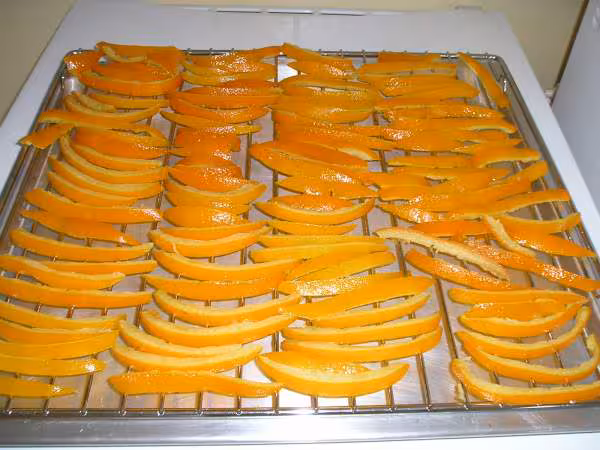 Orangettes decoupees en train de secher avant enrobage chocolat