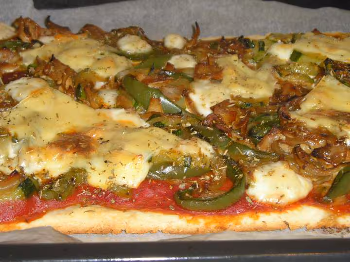Pizza aux legumes courgette poivron oignon