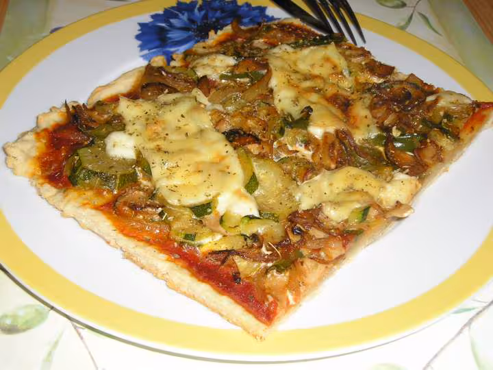 Pizza aux legumes courgette poivron oignon