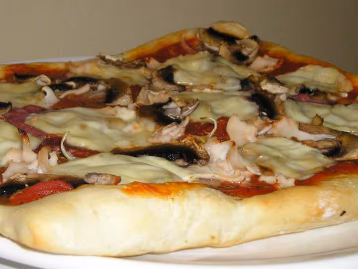 Pizza bacon et fromage raclette