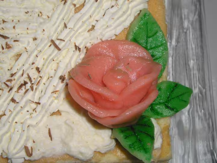 Rose pate d amande pour fraisier
