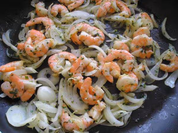 Saute de crevettes roses ail oignon persil