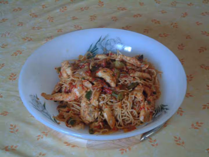 Nouilles chinoises au poulet poivrons et courgettes