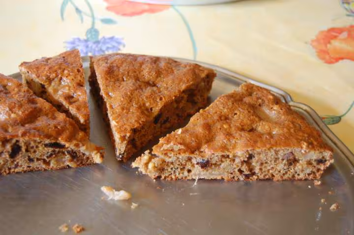 Parts de gateau aux fruits secs et aux poires