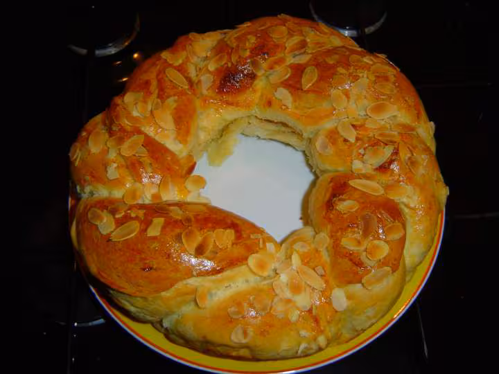 Couronne tressee a la creme d amande map