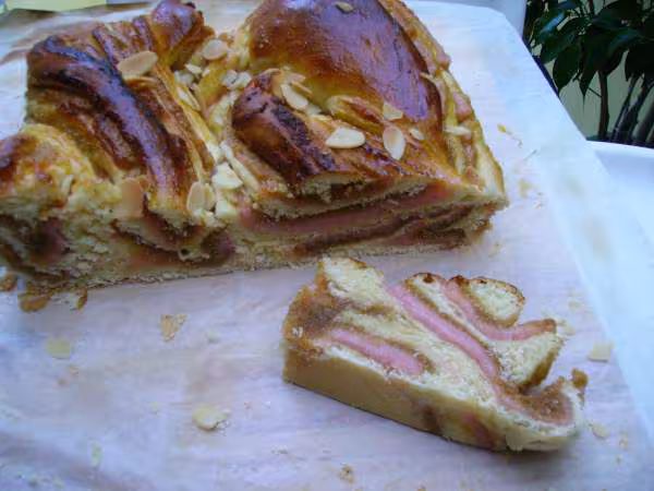 Brioche a la pate d amande tranchee