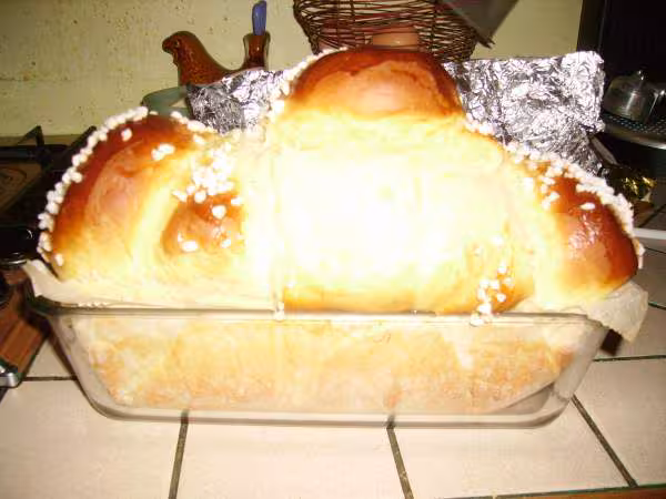 Brioche aux petits suisses vue de cote