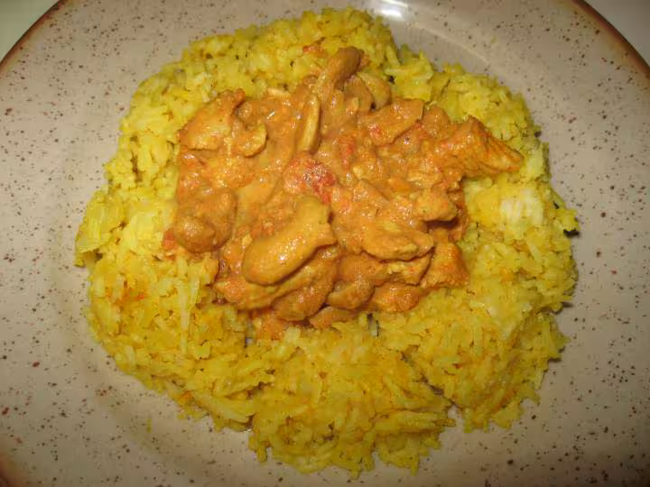 Curry de dinde aux noix de cajou et riz safrane