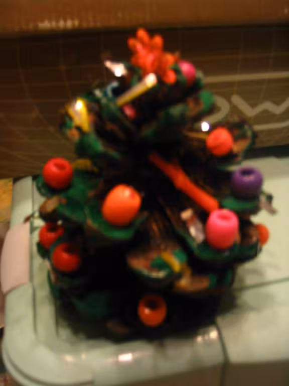 Sapin fait avec une pomme de pin et des perles