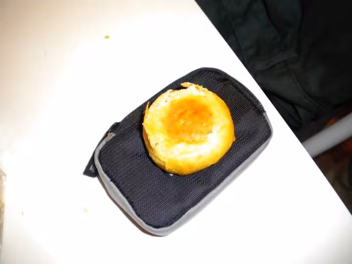 Gateau a la creme de soja et pate de coco sur fond noir pour mieux les voir