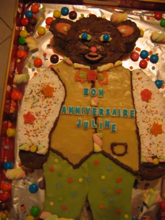 Gateau anniv avec deco en pate d amande