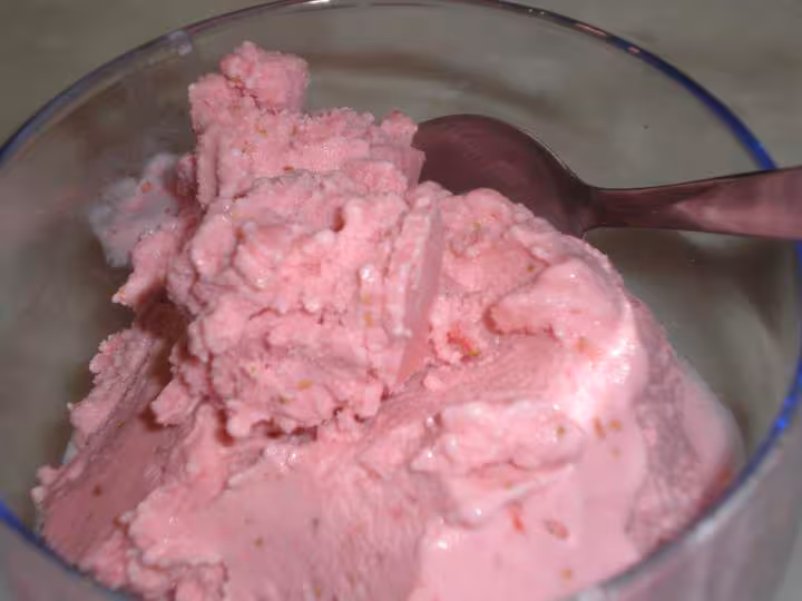 Glace au yaourt fraises du jardin