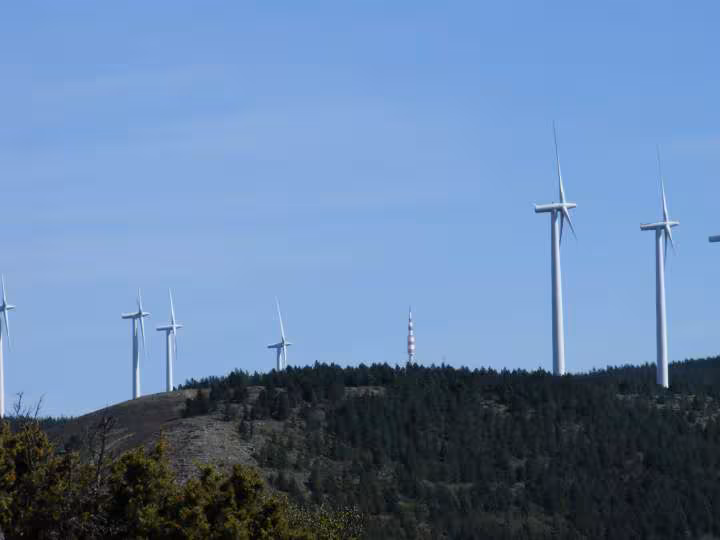 Pic de nore et ses eoliennes